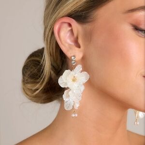 🆕Elegant White Drop Earrings with Teardrop Gemstone